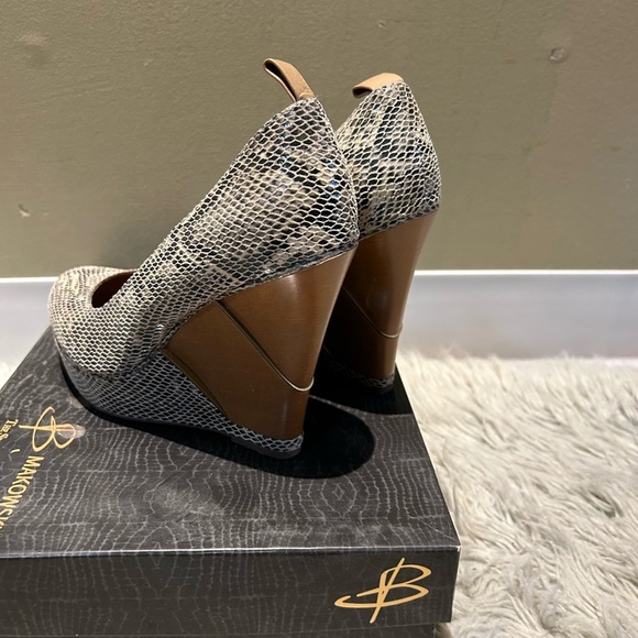B. MAKOWSKY SNAKESKIN WEDGE - Picture 4 of 10